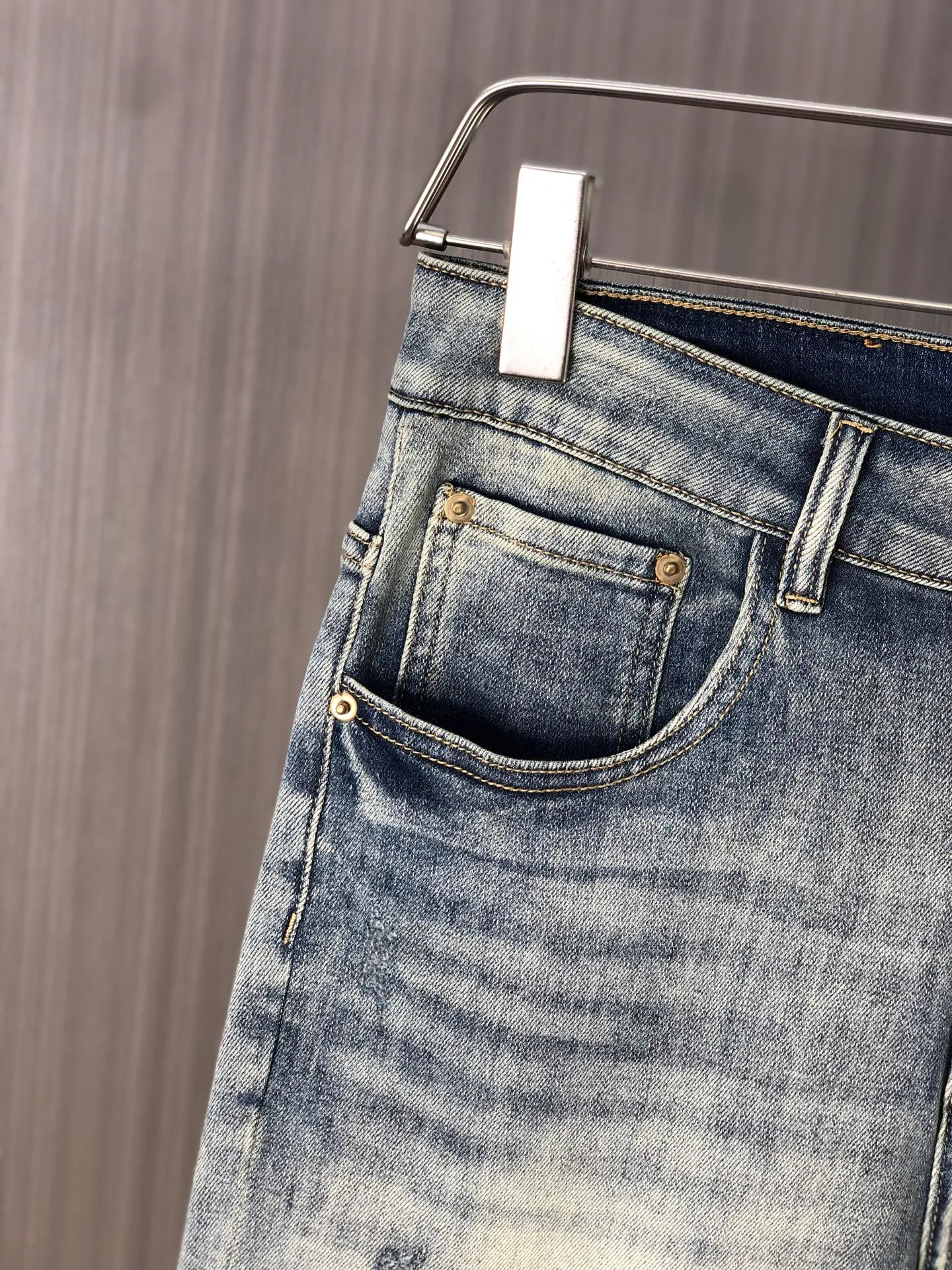 P220 chrome hearts denim shorts, the latest new men's jeans for spring and summer 2025! Heavy-duty washed denim fabric, customized fabric is softer and more comfortable than ordinary denim fabric! Ultra-heavy industrial washing process and double process washing. The entire pair of pants has a comfortable feel, top-notch fineness and breathability. All hardware brand logos are custom-made, and the materials are selected with the best attributes. The elasticity of the fabric is very good and the comfort is great! The low-key design style is simple and elegant. Yardage: 28-38 (no 35.37)